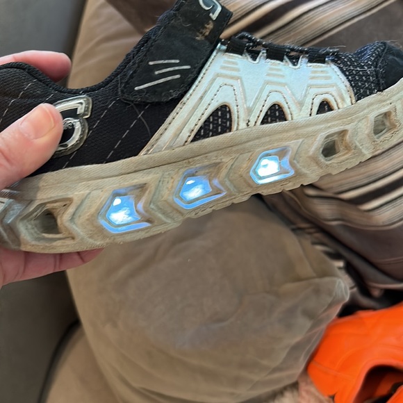 Used boys light up Skechers - Picture 3 of 5